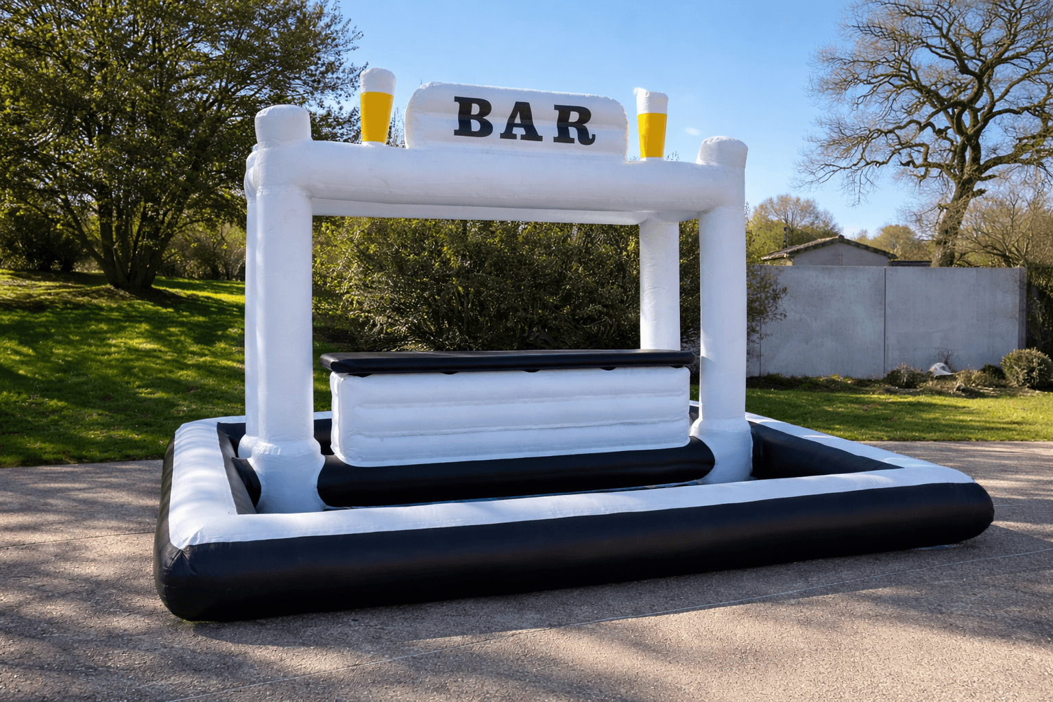 Pool bar gonflable blanc et noir installé au sol en extérieur