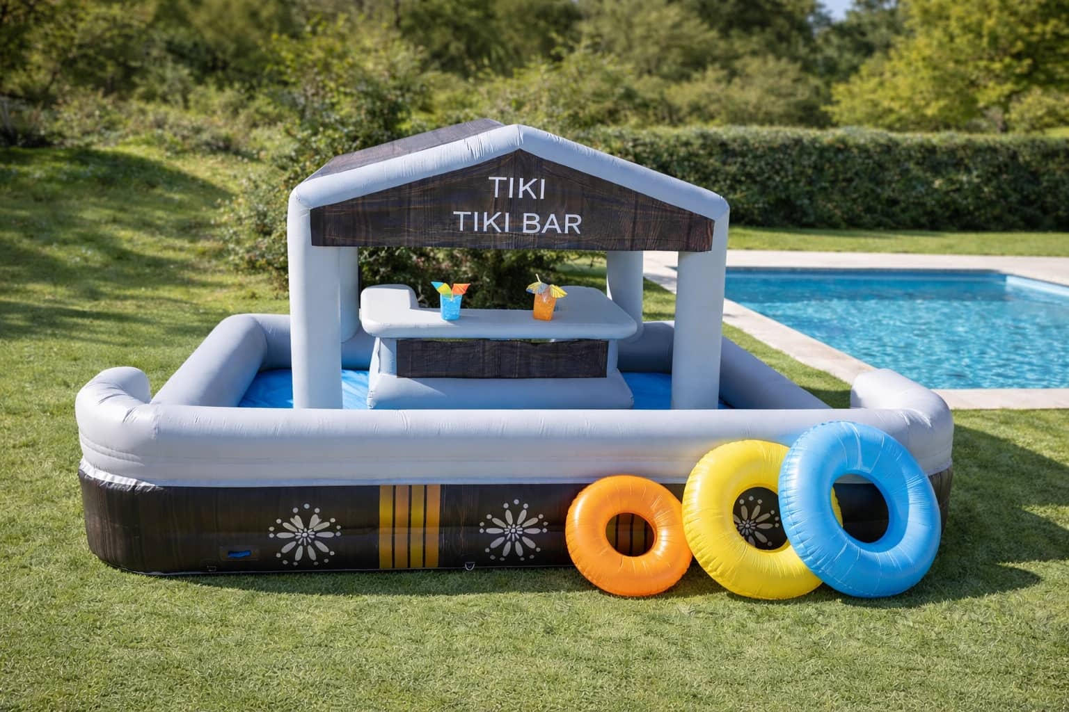 Pool bar gonflable style tiki installé près d’une piscine
