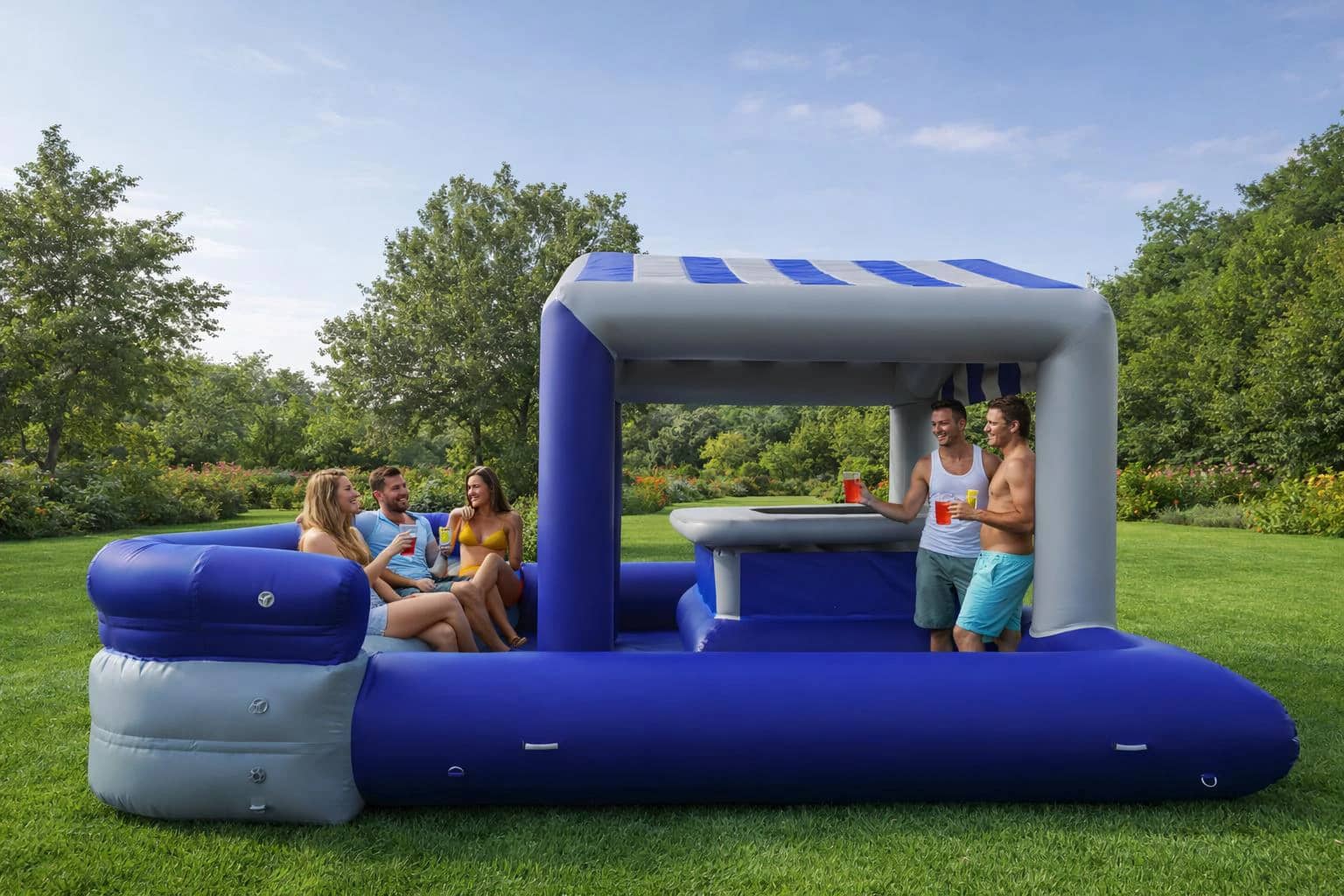 Pool bar gonflable bleu et blanc avec espace lounge en extérieur
