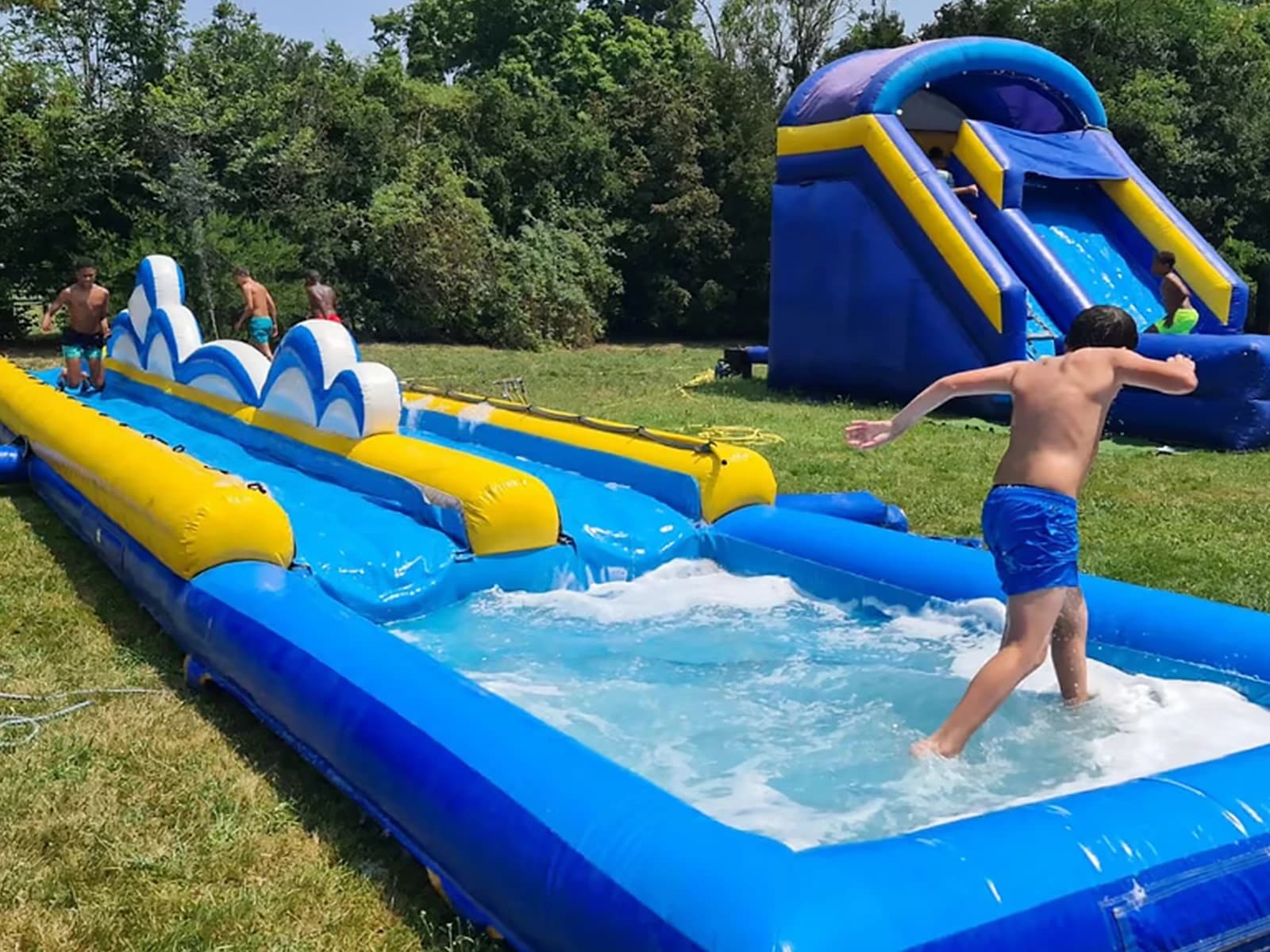 Animation aquatique estivale avec ventre glisse gonflable pour événement