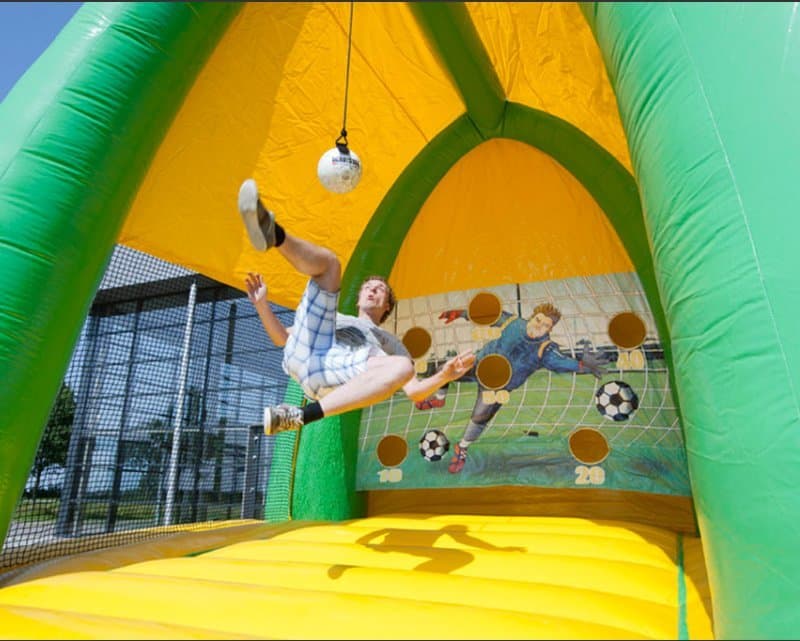 Retourné acrobatique football gonflable à louer chez Elite Animation